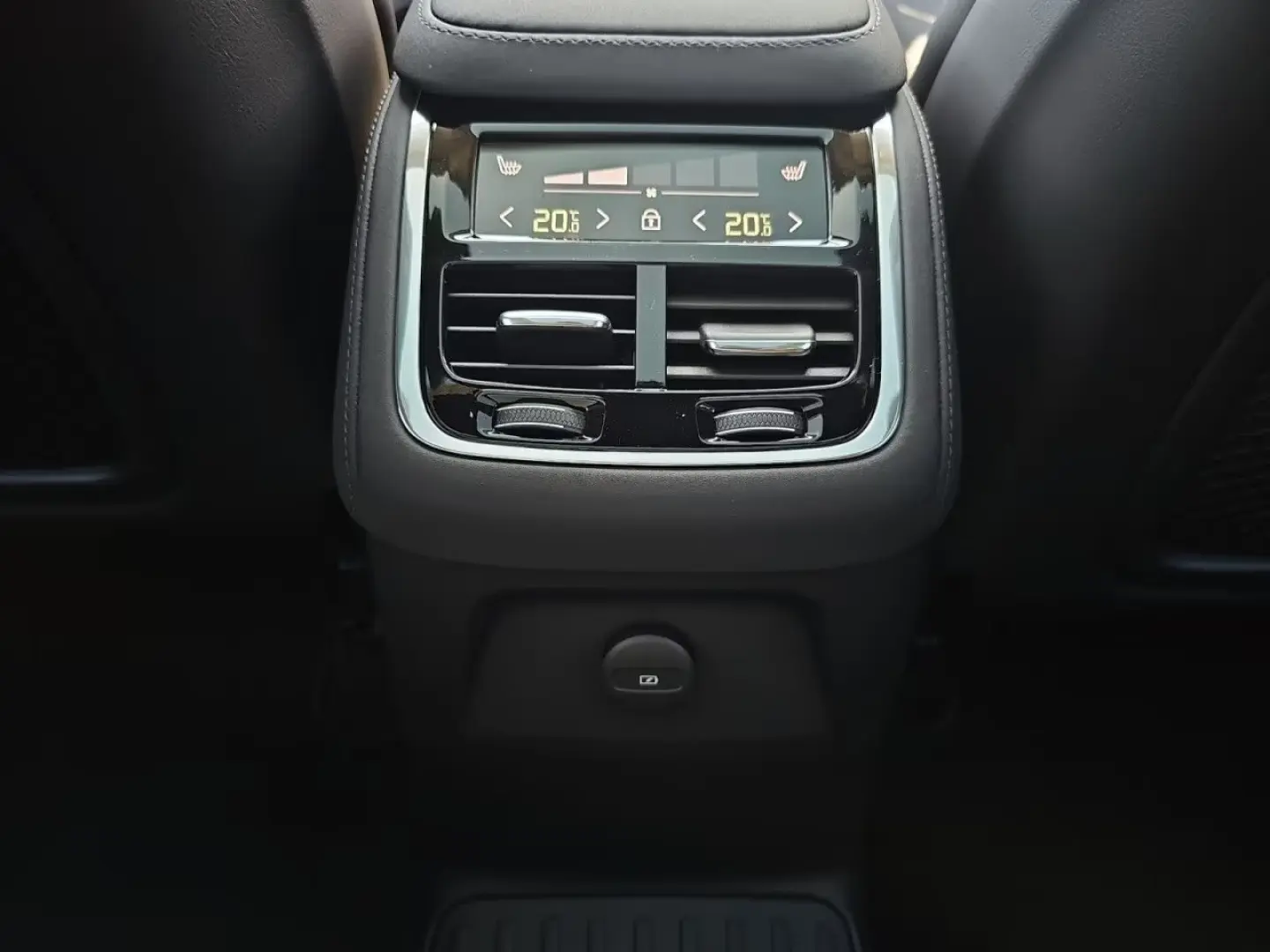 Volvo XC90 T8 Plus Dark PANO 360° HuD 7.SITZER
