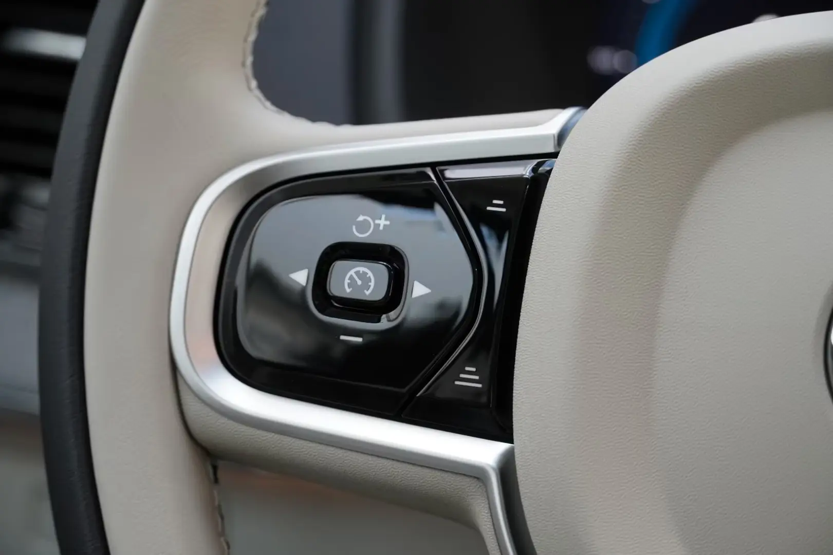 Volvo XC90 T8 Ultra Dark Recharge Plug-In