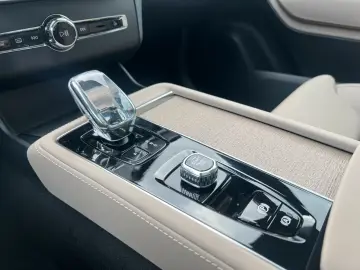 Volvo XC90 Recharge T8 AWD Ultra Dark