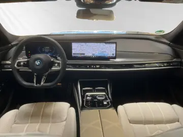 750e xDrive M Sport Pro|TV-Fond-Entertainment