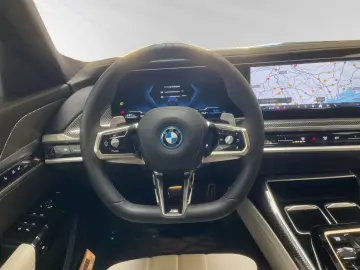 750e xDrive M Sport Pro|TV-Fond-Entertainment