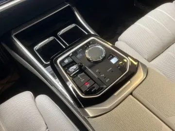 750e xDrive M Sport Pro|TV-Fond-Entertainment