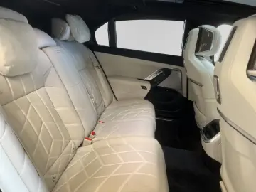 750e xDrive M Sport Pro|TV-Fond-Entertainment