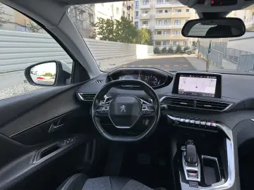 Peugeot 3008 / 2018 / cutie automata / 100.000 km