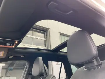 GLC 220d 4MATIC AMG-LINE+PANO+ACC+LED+AHK+KEYLES