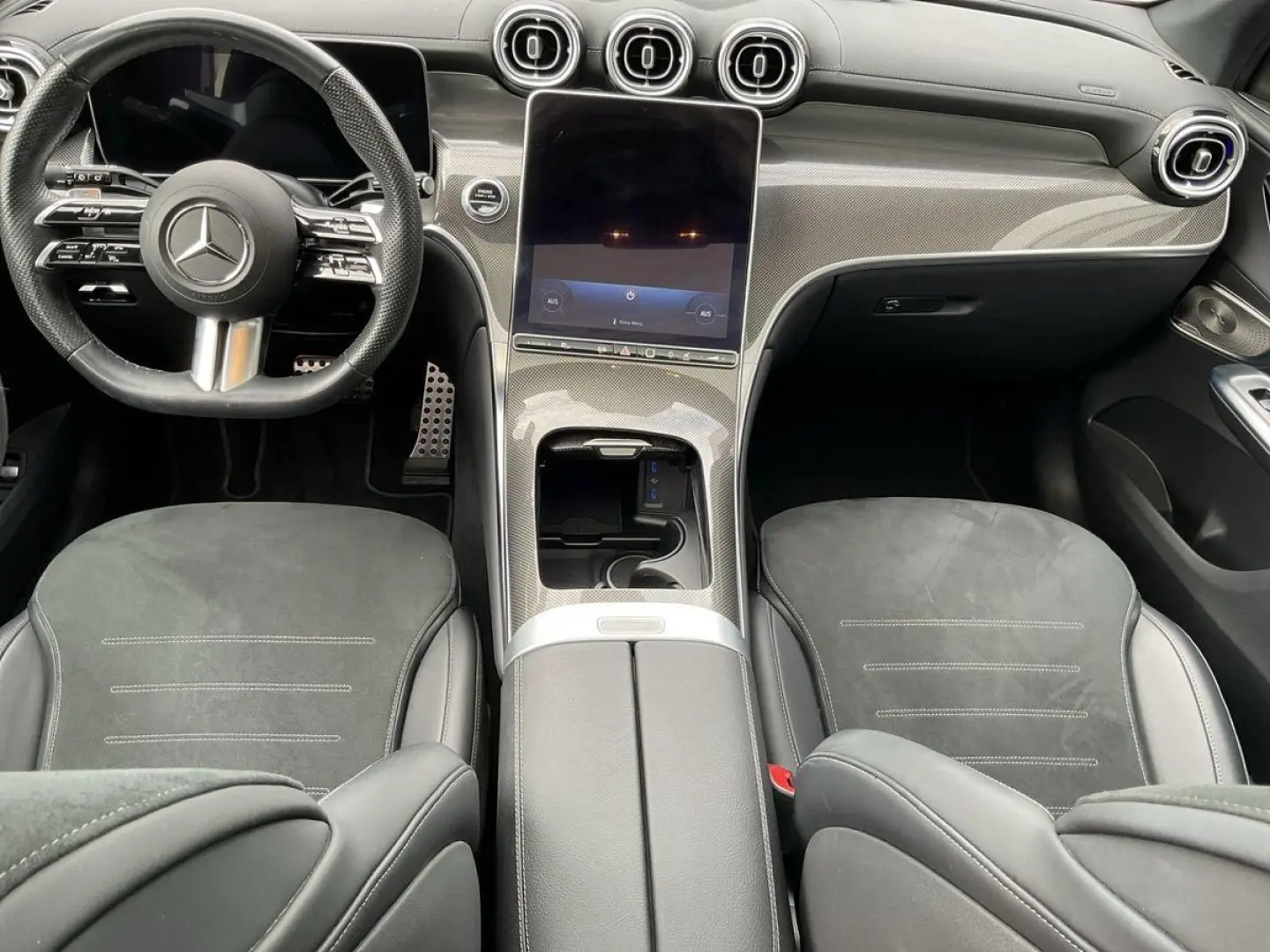 GLC 220d 4MATIC AMG-LINE+PANO+ACC+LED+AHK+KEYLES