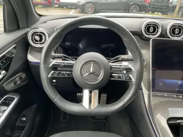 GLC 220d 4MATIC AMG-LINE+PANO+ACC+LED+AHK+KEYLES