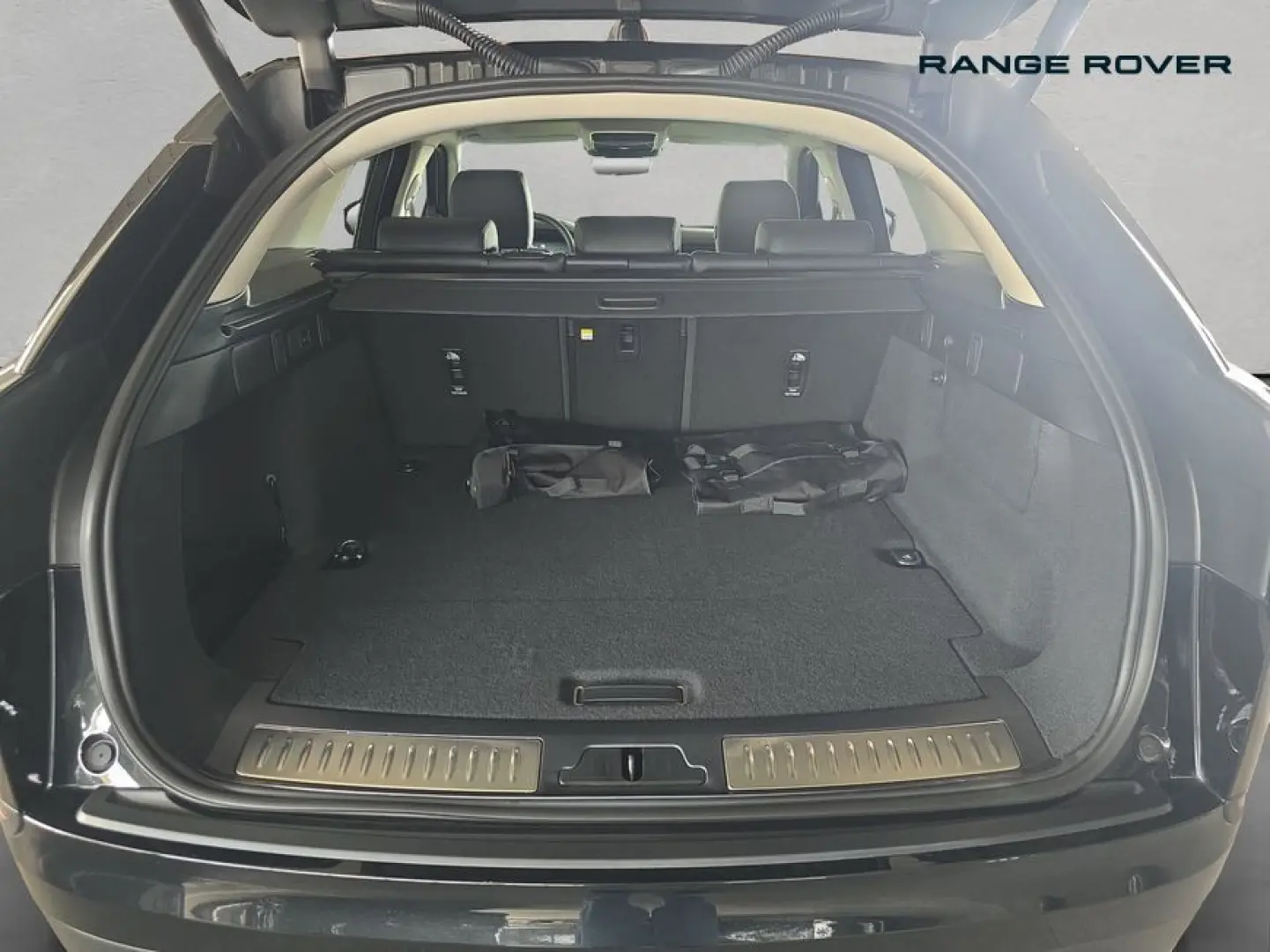 Range Rover Velar P400e S
