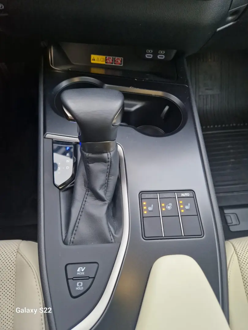 Lexus UX 250h 2.0L HEV 20H- (178 HP) 4X4 CVT Executive