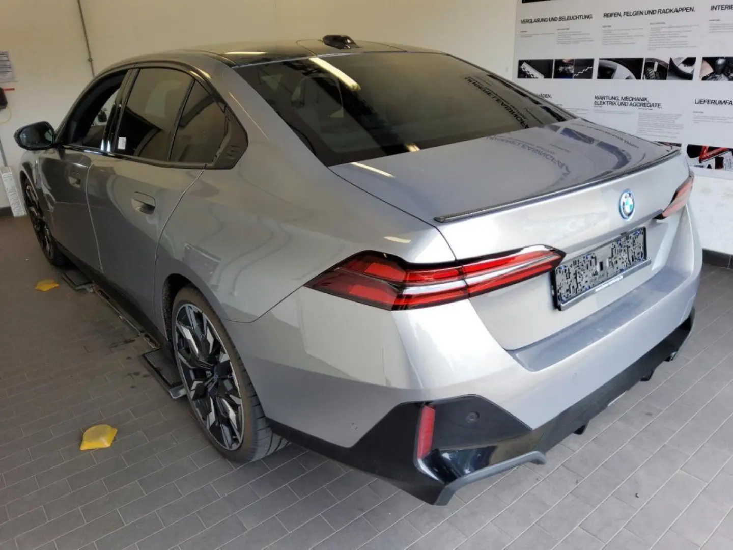 550e LIMOUSINE xDRIVE M SPORT/ICON/ACC/PANO/B&W