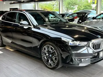 BMW 550 e xDrive*Pano*H&K*Sitzbelüftung*Iconic Glow