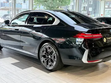 BMW 550 e xDrive*Pano*H&K*Sitzbelüftung*Iconic Glow