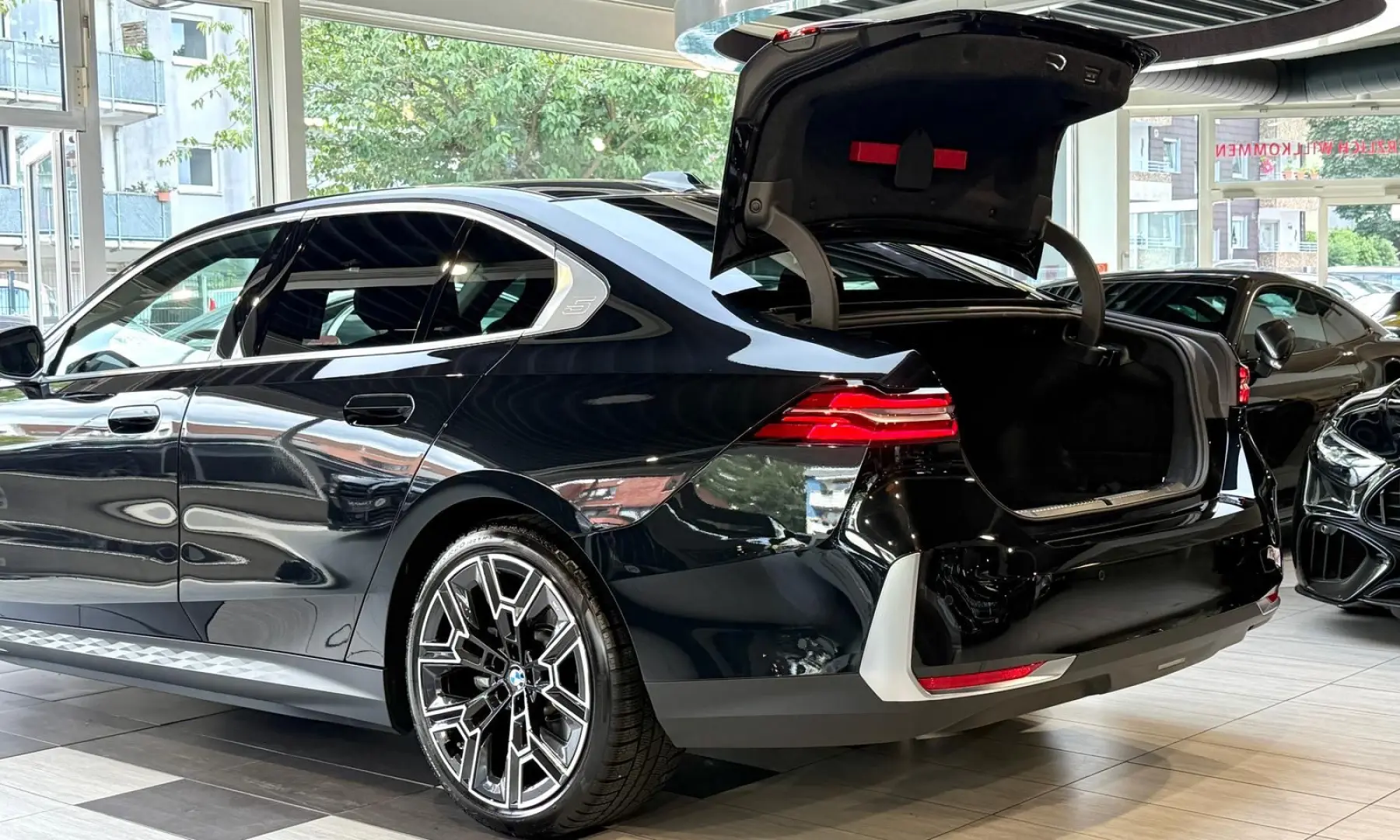 BMW 550 e xDrive*Pano*H&K*Sitzbelüftung*Iconic Glow