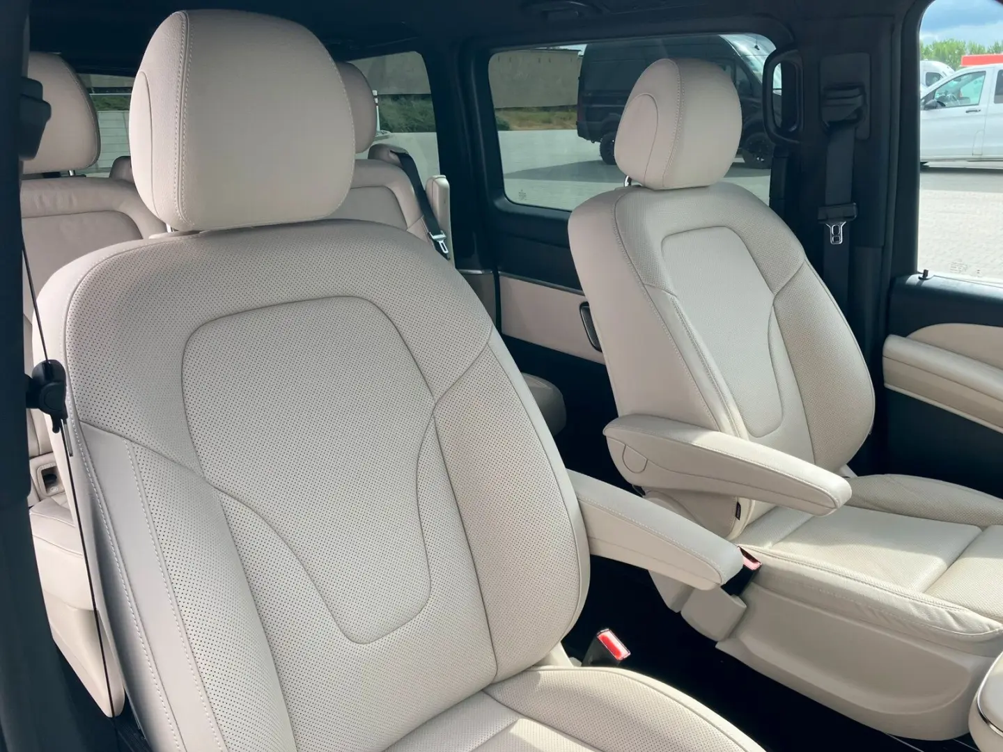 Mercedes-Benz V300 4-MATIC AVANTGARDE AMG DISTRONIC