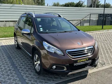 Peugeot 2008 / 83.000 km / navigatie / dublu climatronic