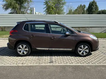 Peugeot 2008 / 83.000 km / navigatie / dublu climatronic