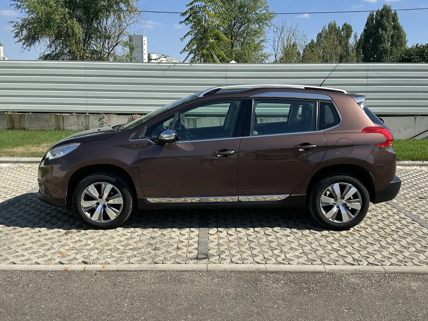 Peugeot 2008 / 83.000 km / navigatie / dublu climatronic