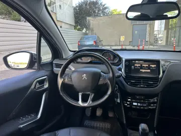 Peugeot 2008 / 83.000 km / navigatie / dublu climatronic