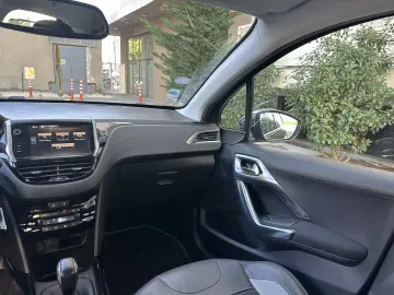 Peugeot 2008 / 83.000 km / navigatie / dublu climatronic