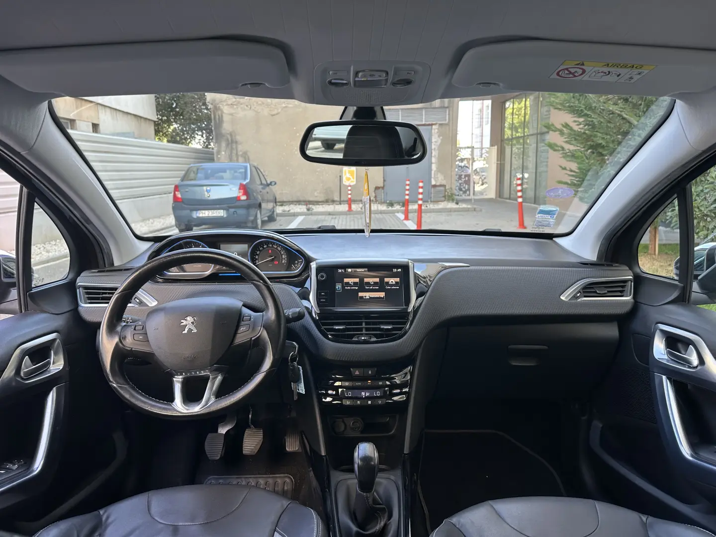 Peugeot 2008 / 83.000 km / navigatie / dublu climatronic