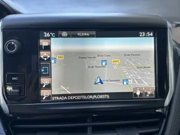 Peugeot 2008 / 83.000 km / navigatie / dublu climatronic