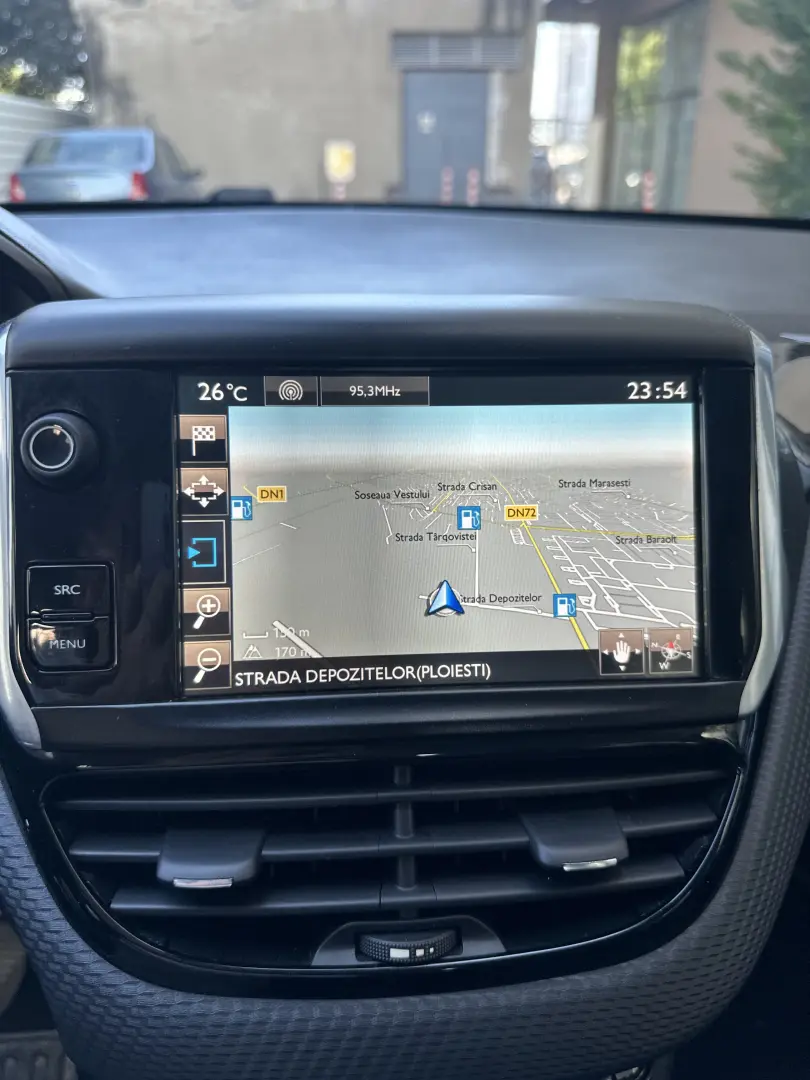 Peugeot 2008 / 83.000 km / navigatie / dublu climatronic
