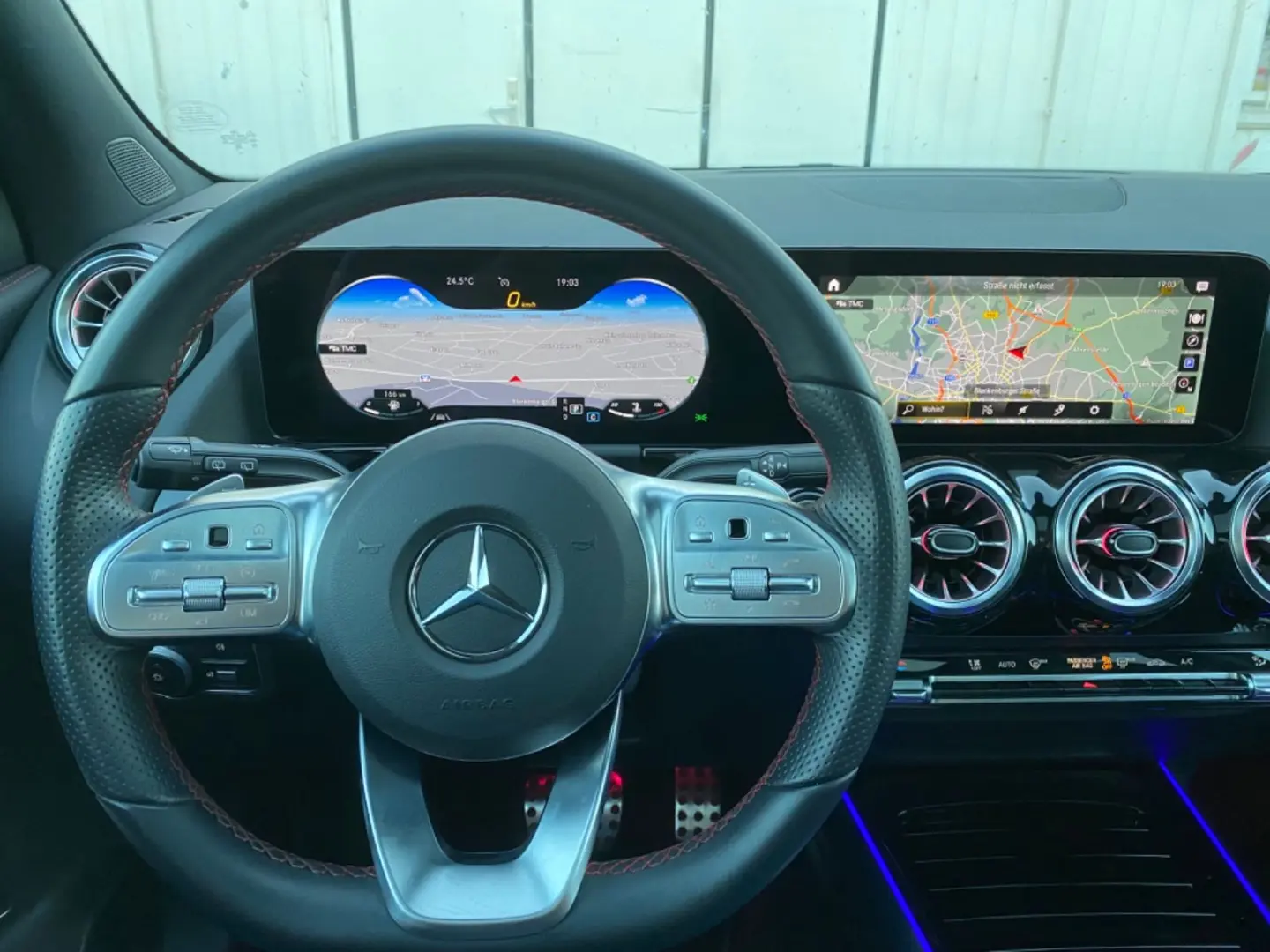 GLA220d AMG 4M_Offroad-Paket_Panorama_MBUX_RFKam