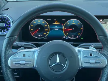 GLA220d AMG 4M_Offroad-Paket_Panorama_MBUX_RFKam