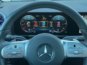 GLA220d AMG 4M_Offroad-Paket_Panorama_MBUX_RFKam
