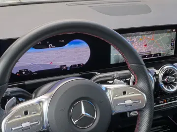 GLA220d AMG 4M_Offroad-Paket_Panorama_MBUX_RFKam