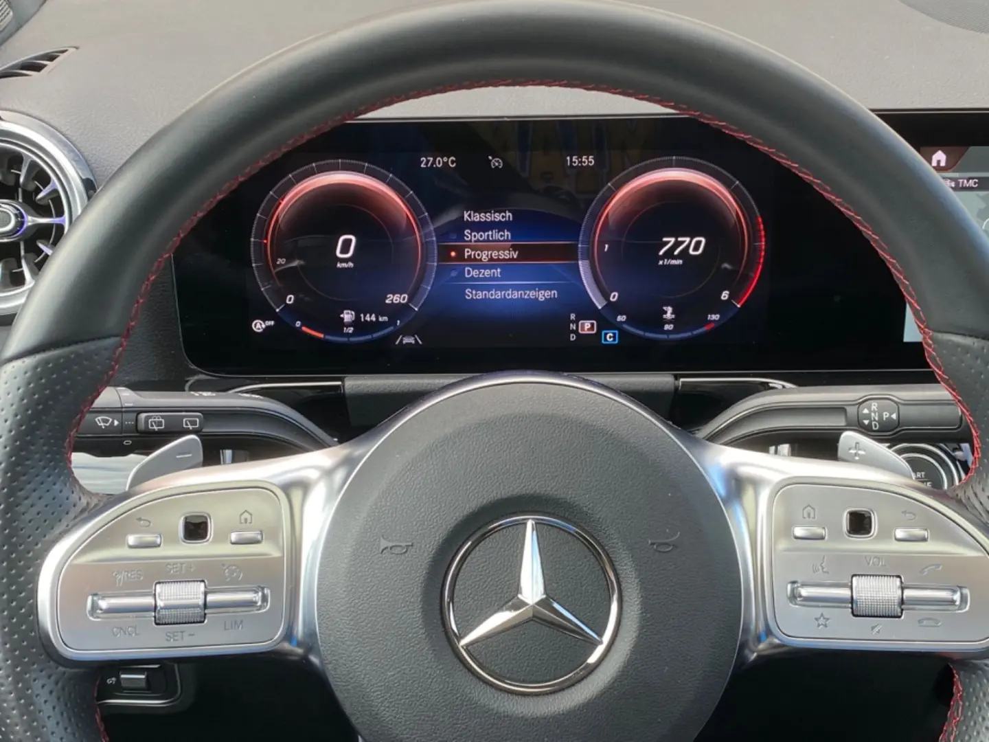 GLA220d AMG 4M_Offroad-Paket_Panorama_MBUX_RFKam