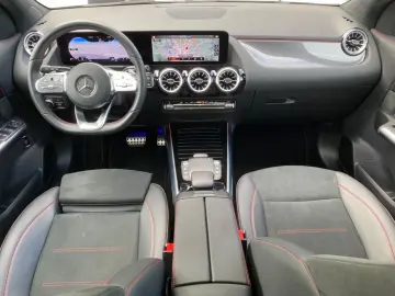 GLA220d AMG 4M_Offroad-Paket_Panorama_MBUX_RFKam