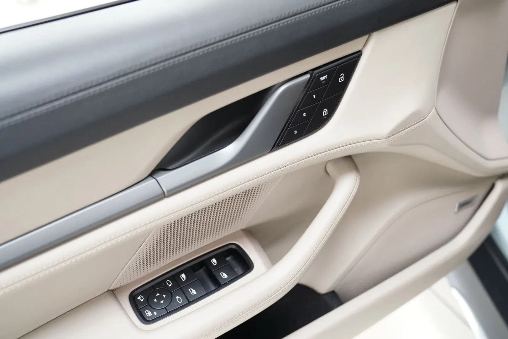 Taycan Cross Turismo 4 Turbo S Aero HUD Pano