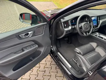XC60 Plus Dark AWD