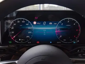 Mercedes-Benz E 220 d 4M AMG/SUPERSCREEN/DISTRONIC