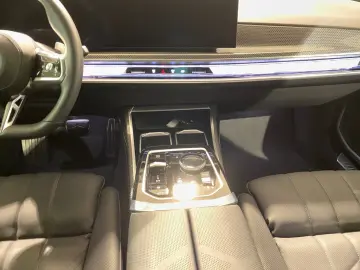 740d xDrive Limousine
