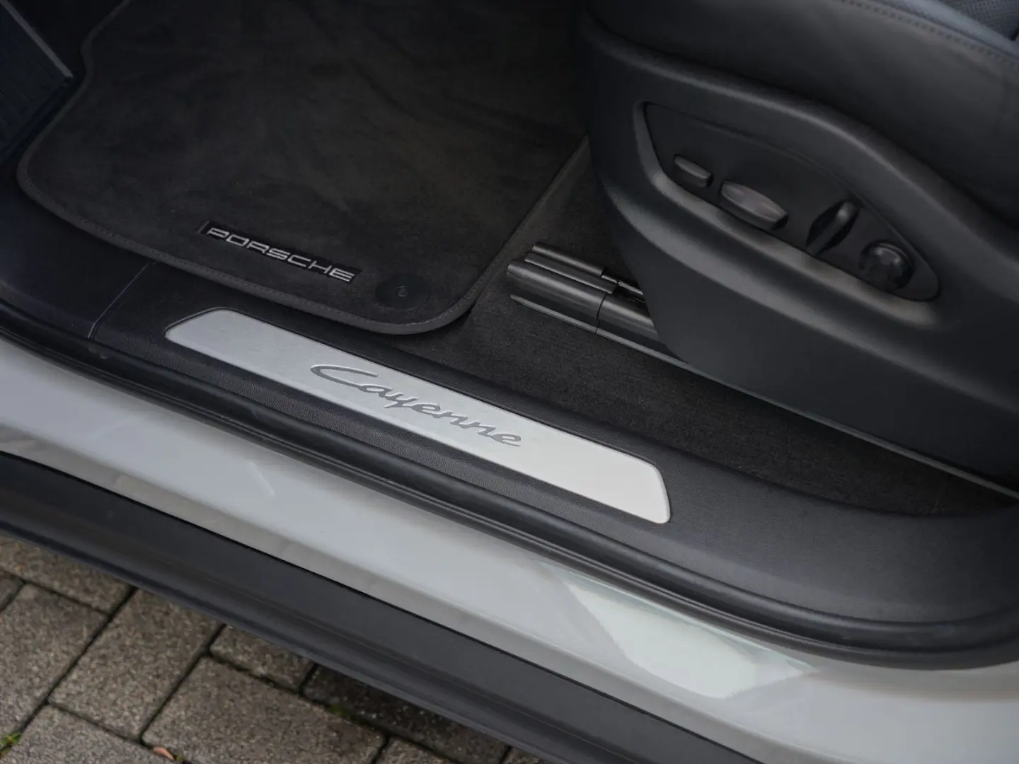 E-Hybrid INNODRIVE-LUFTF.-PANO-AHK-MASSAGE-VOLL