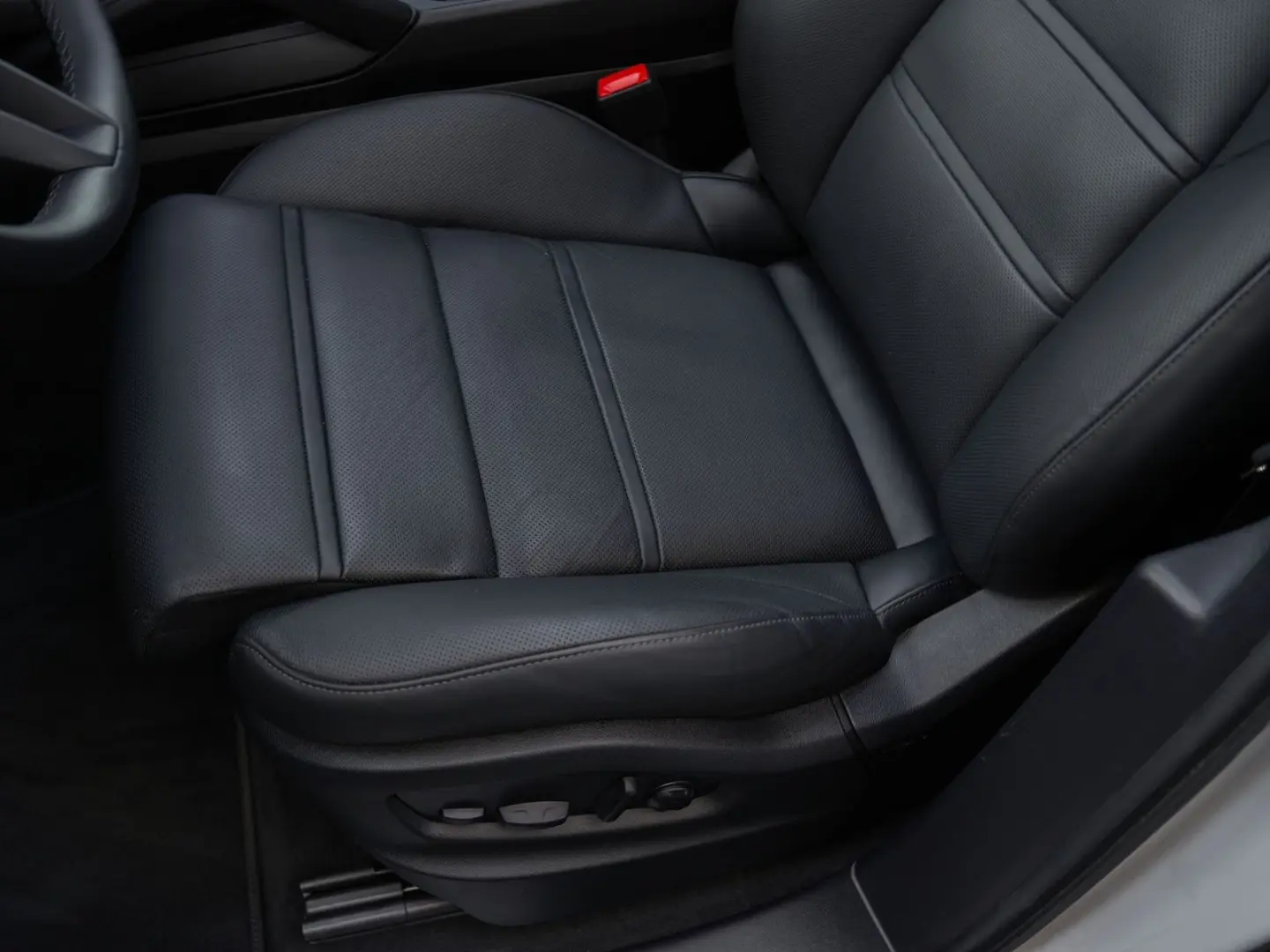 E-Hybrid INNODRIVE-LUFTF.-PANO-AHK-MASSAGE-VOLL