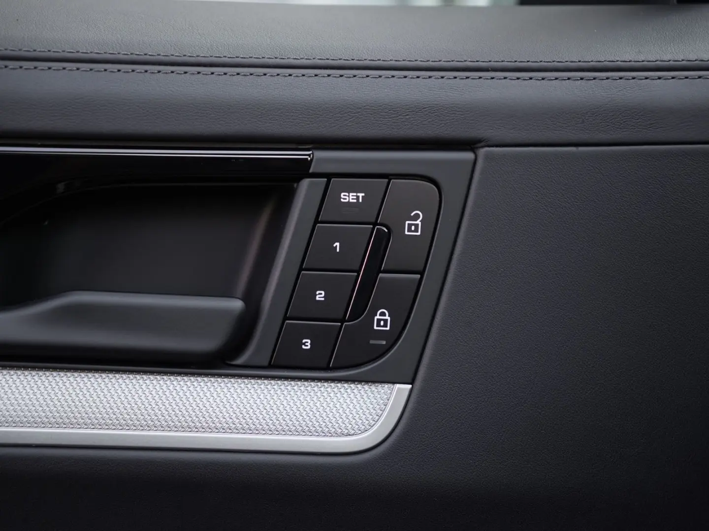E-Hybrid INNODRIVE-LUFTF.-PANO-AHK-MASSAGE-VOLL