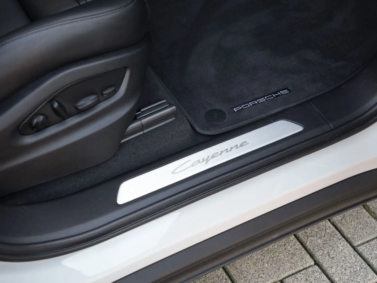 E-Hybrid INNODRIVE-LUFTF.-PANO-AHK-MASSAGE-VOLL