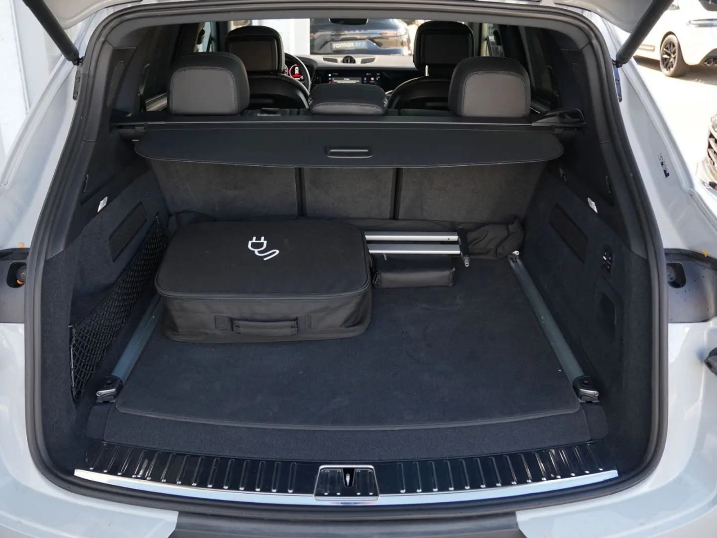 E-Hybrid INNODRIVE-LUFTF.-PANO-AHK-MASSAGE-VOLL