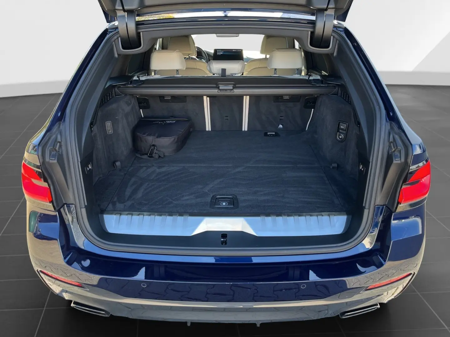 530e xDrive Touring M-Sport AHK Laser HUD DrivAs