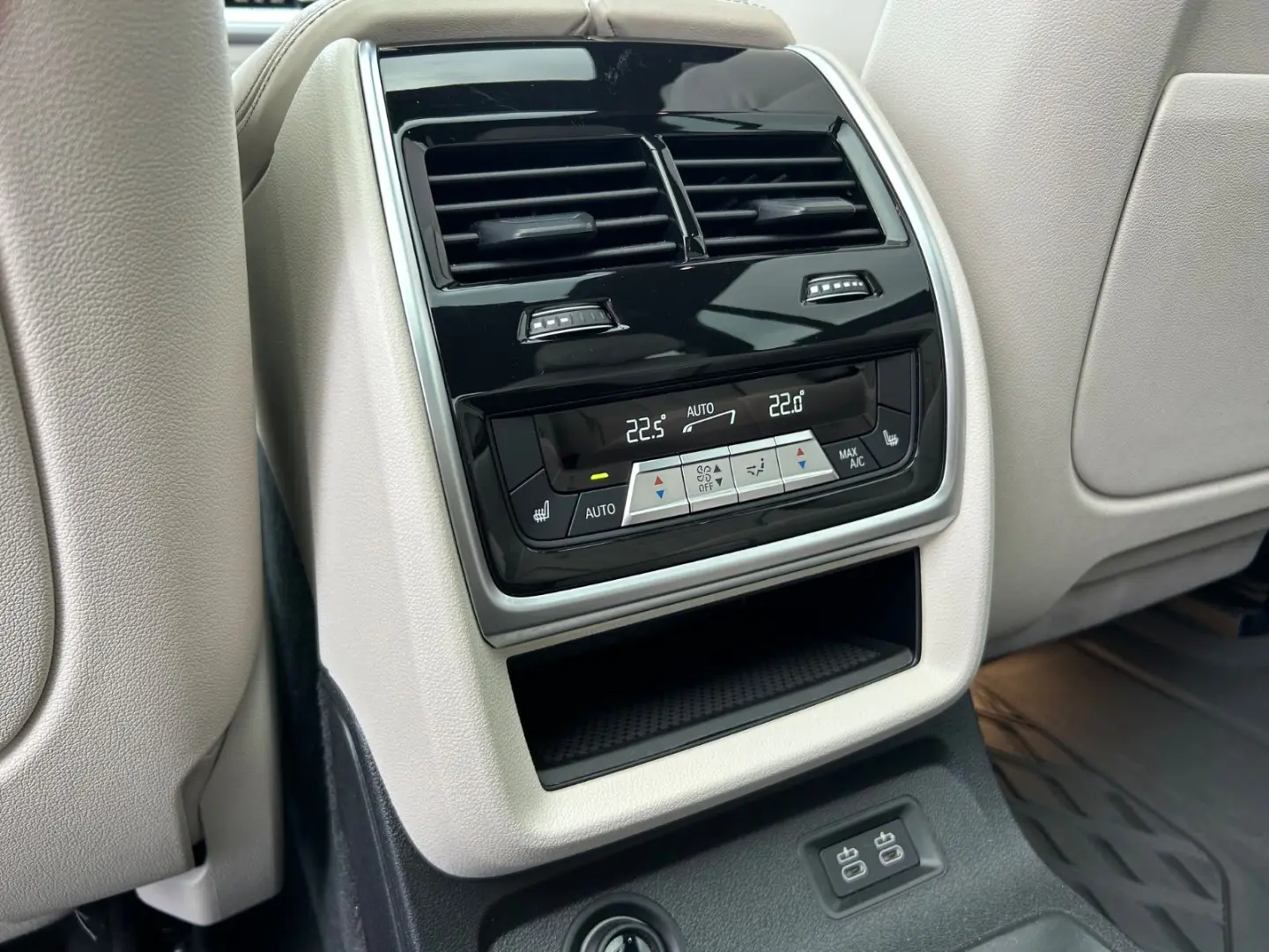 X7 M50 i Sky Lounge /Bowers & Wilkins