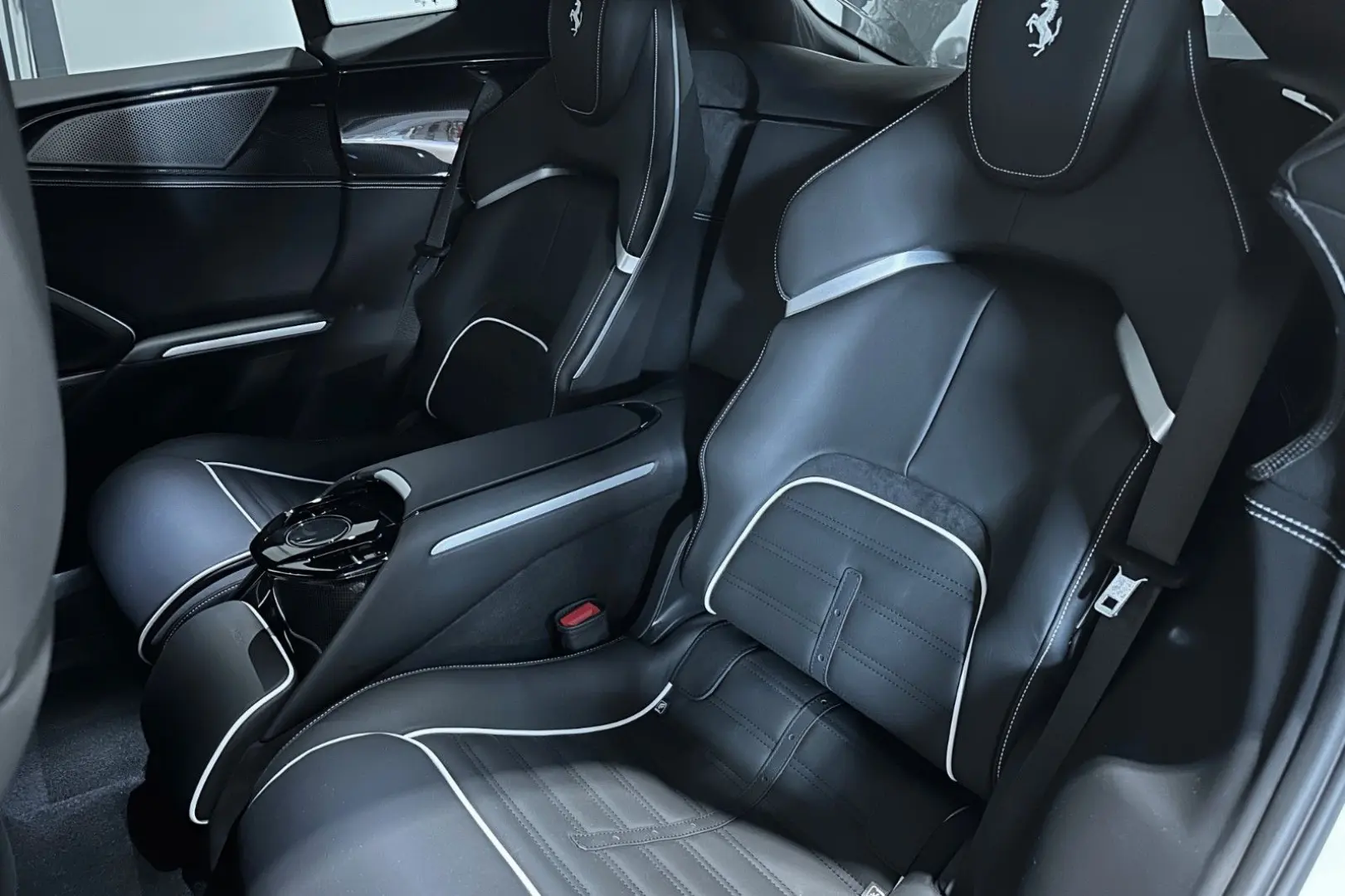 Purosangue | Carbon | Panorama | Massage Seats