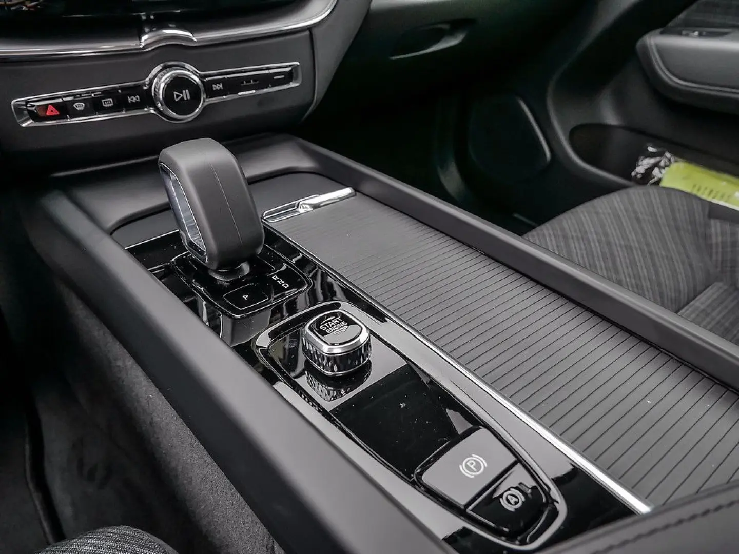 XC60 2.0 Core Recharge Plug-In Hybrid AWD