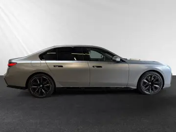 750e xDrive Individual/Frozen|M Sport Pro|B&W