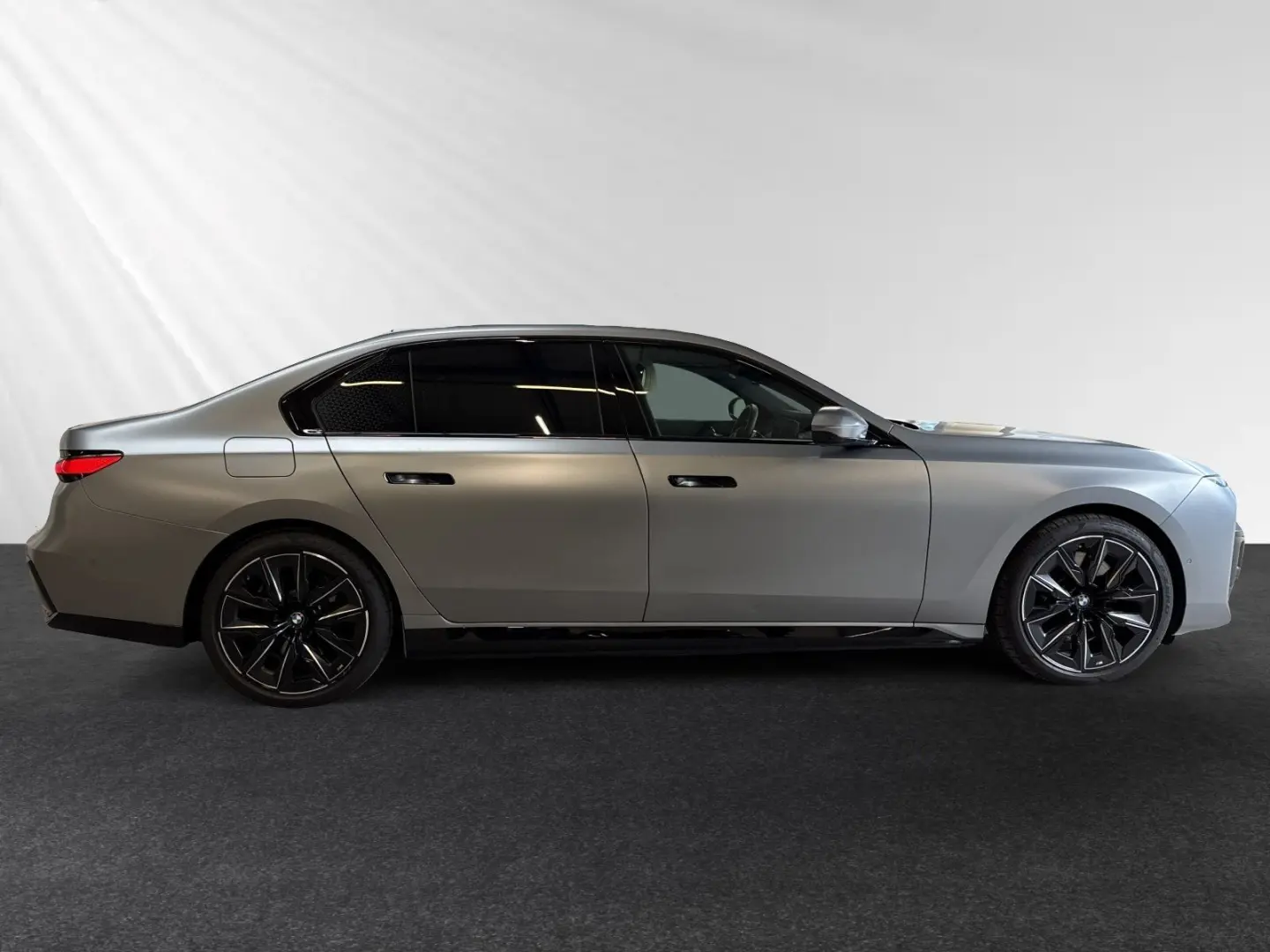 750e xDrive Individual/Frozen|M Sport Pro|B&W