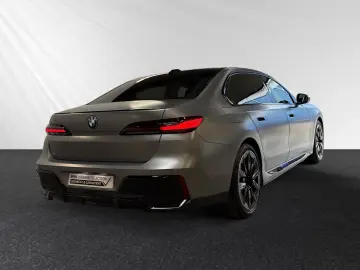 750e xDrive Individual/Frozen|M Sport Pro|B&W