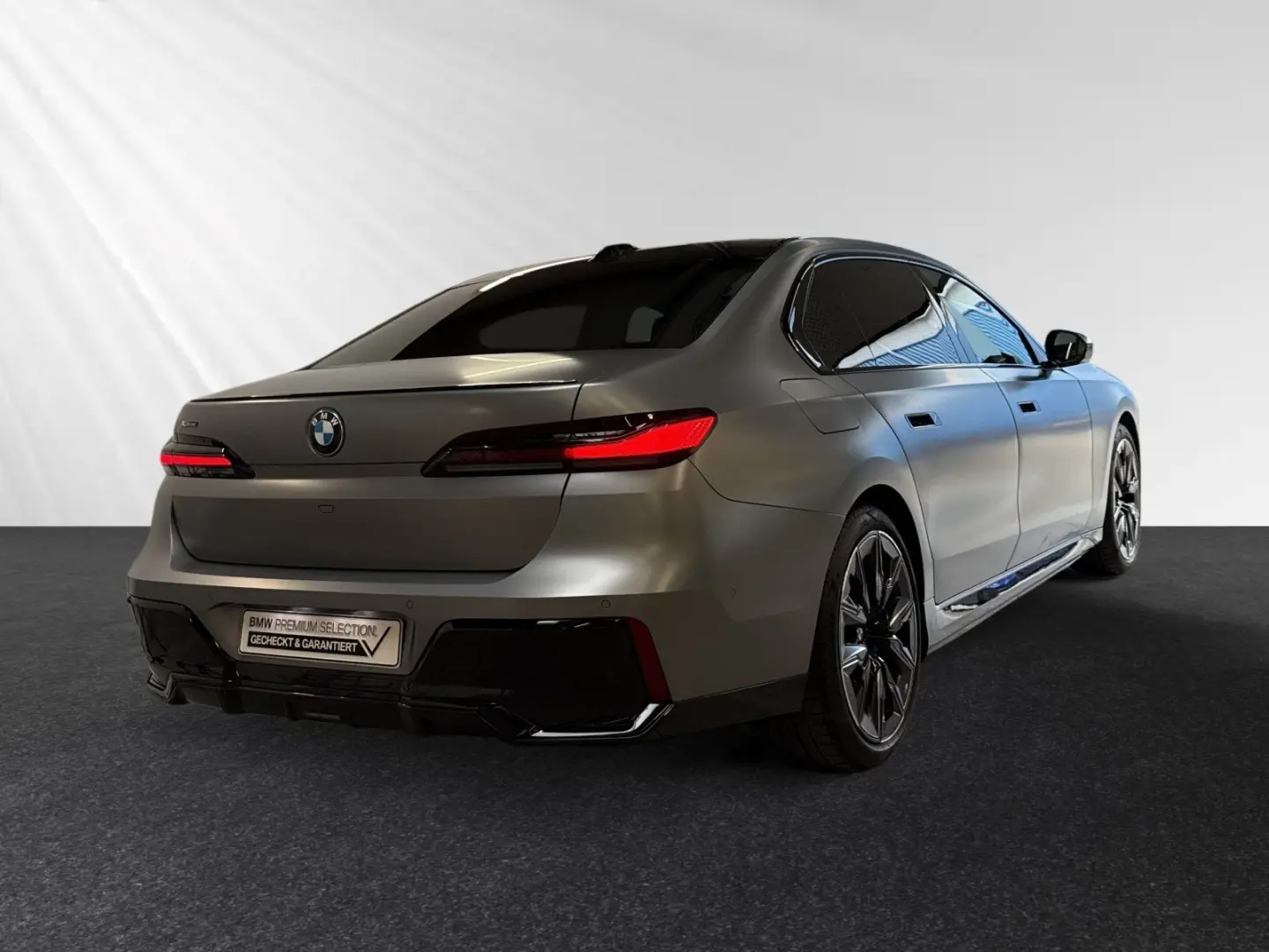 750e xDrive Individual/Frozen|M Sport Pro|B&W