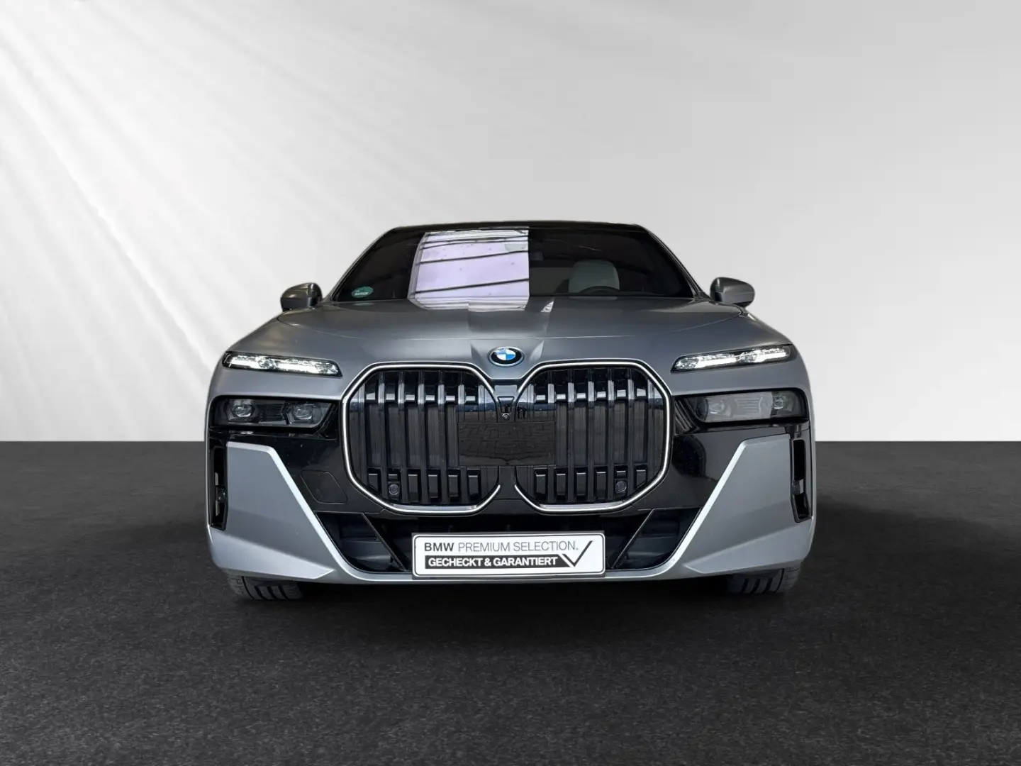750e xDrive Individual/Frozen|M Sport Pro|B&W